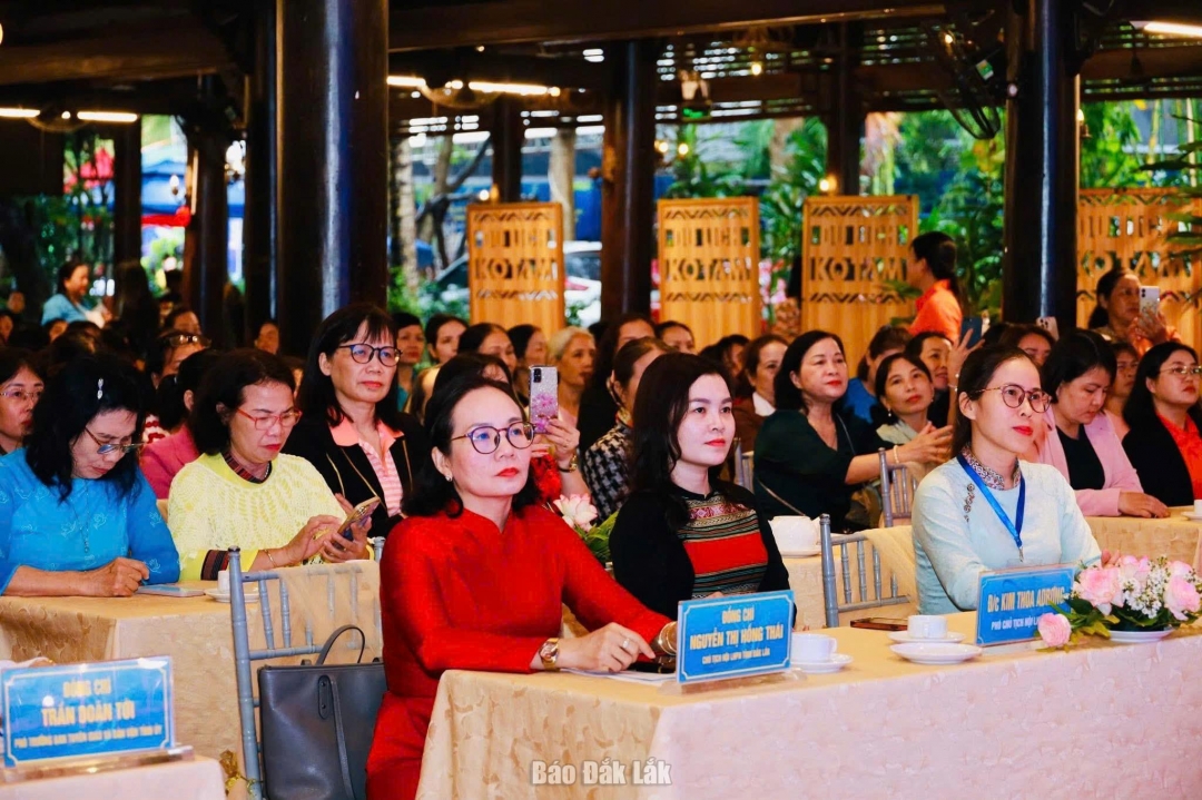 Các đại biểu tham dự Lễ khai mạc.