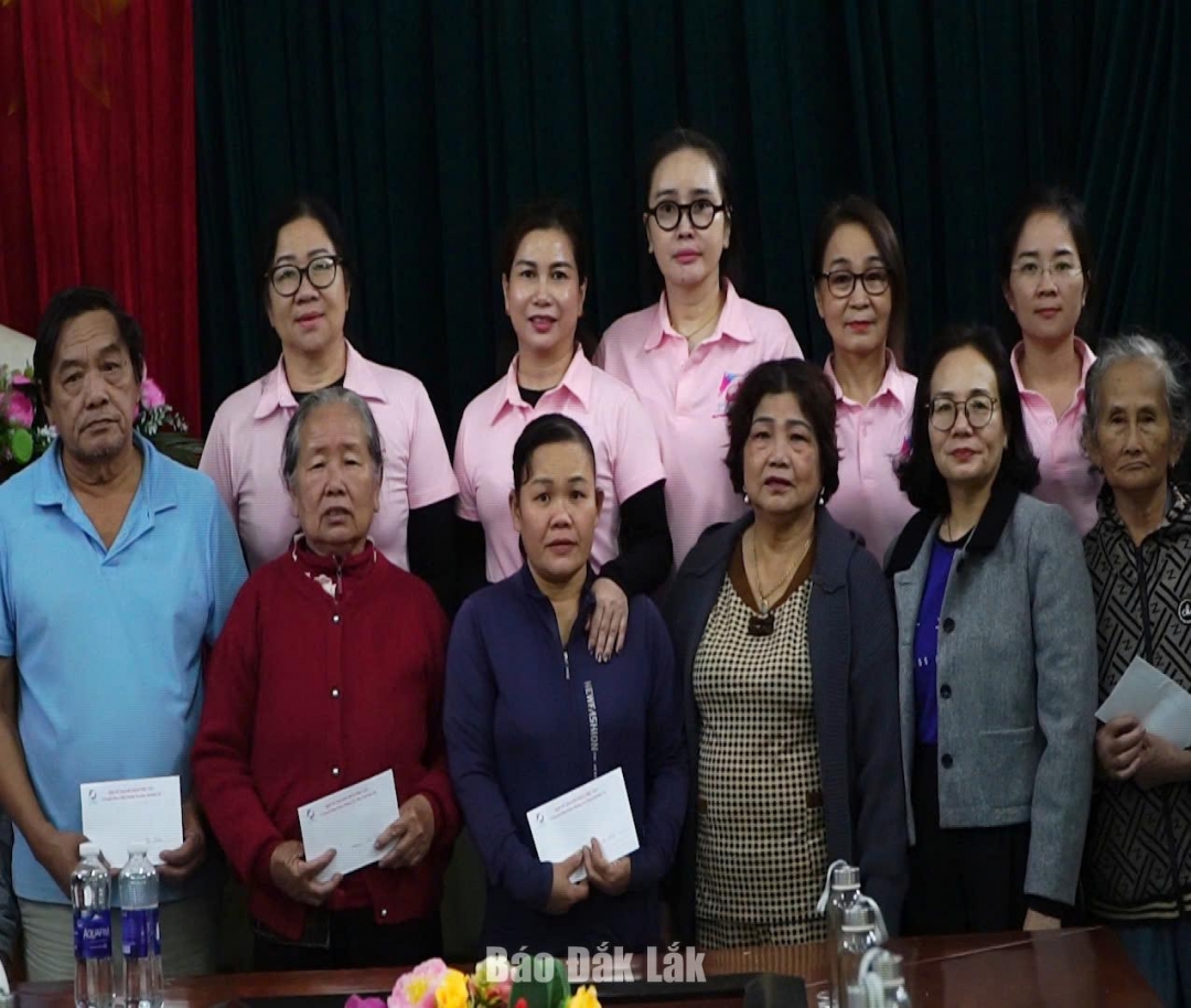 Phó Chủ tịch Ủy ban MTTQ Việt Nam tỉnh, Chủ tịch Hội LHPN tỉnh Nguyễn Thị Hồng Thái và các thành viên Hội Nữ doanh nhân Phú Yên trao quà hỗ trợ người dân vùng lũ.