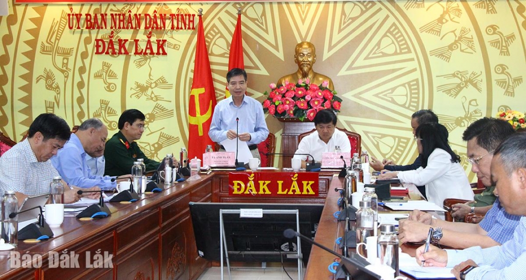 Phó Bí thư Tỉnh ủy, Chủ tịch UBND tỉnh Tạ Anh Tuấn phát biểu tại hội nghị trực tuyến.