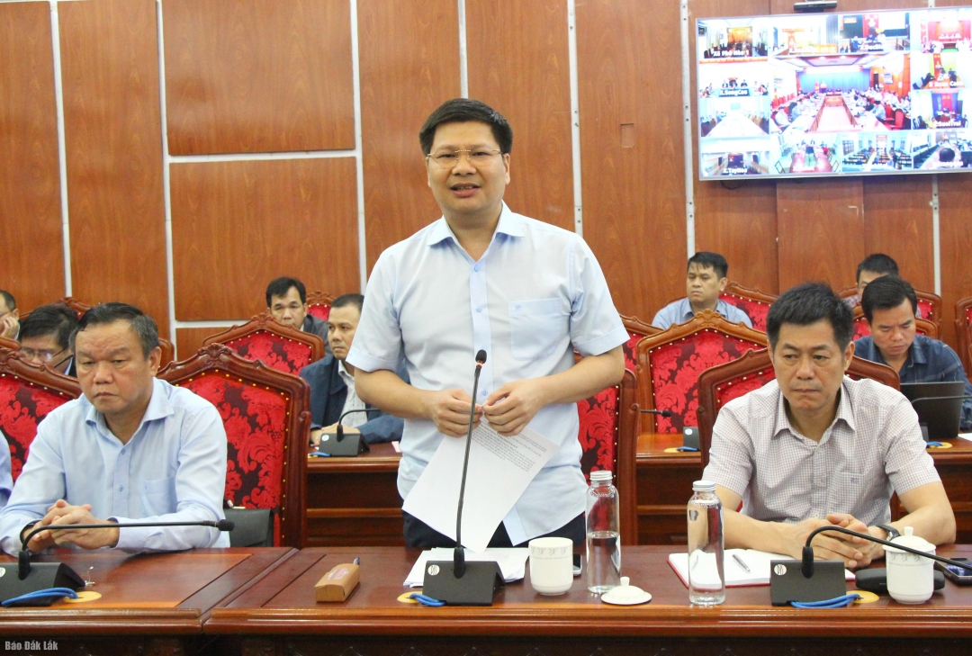 Giám đốc Sở Xây dựng Cao Đình Huy phát biểu tại cuộc họp.