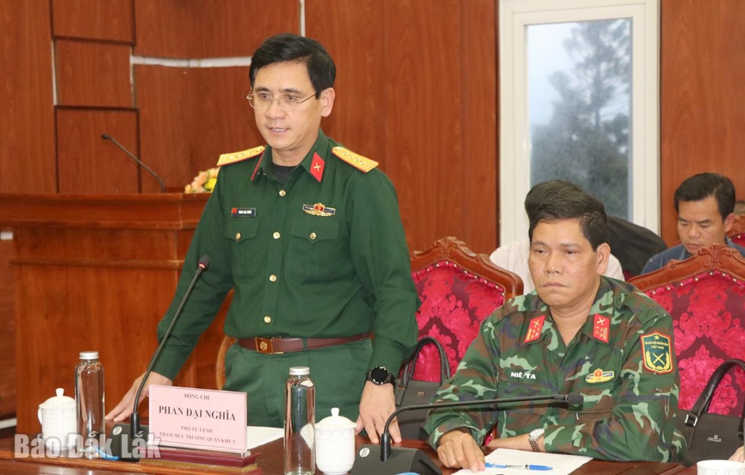 Phó Tư lệnh kiêm Tham mưu trưởng Quân khu 5 Phan Đại Nghĩa phát biểu tại cuộc họp.