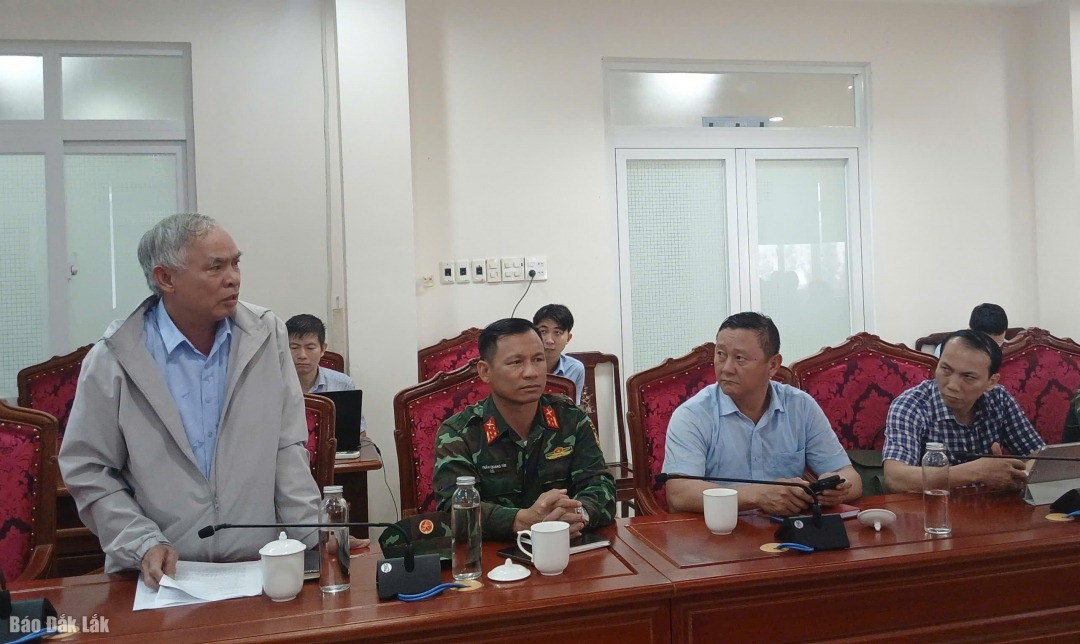 Lãnh đạo Sở Xây dựng báo cáo tình hình mưa lũ tại cuộc họp. ảnh: T.Hiếu