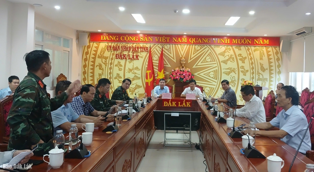 Đồng chí Lương Nguyễn Minh Triết, Ủy viên dự khuyết Ban Chấp hành Trung ương Đảng, Bí thư Tỉnh ủy và đồng chí Tạ Anh Tuấn, Phó Bí thư Tỉnh ủy, Chủ tịch UBND tỉnh, chủ trì cuộc họp.