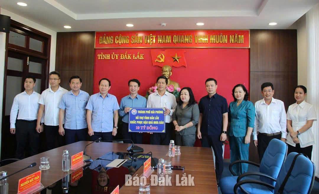 Đoàn công tác của TP. Hải Phòng trao bản tượng trưng hỗ trợ 10 tỷ đồng giúp Đắk Lắk khắc phục hậu quả sau bão số 13.