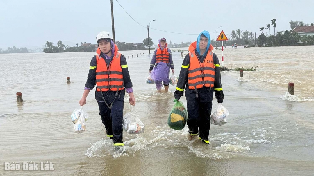 Lực lượng quân sự chuyển hàng cứu trợ vào các vùng cô lập cho dân.