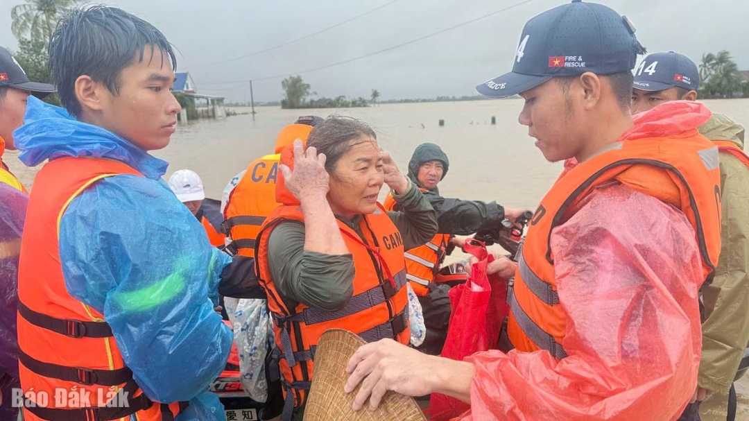 Người dân xúc động, vui mừng khi được ứng cứu kịp thời.