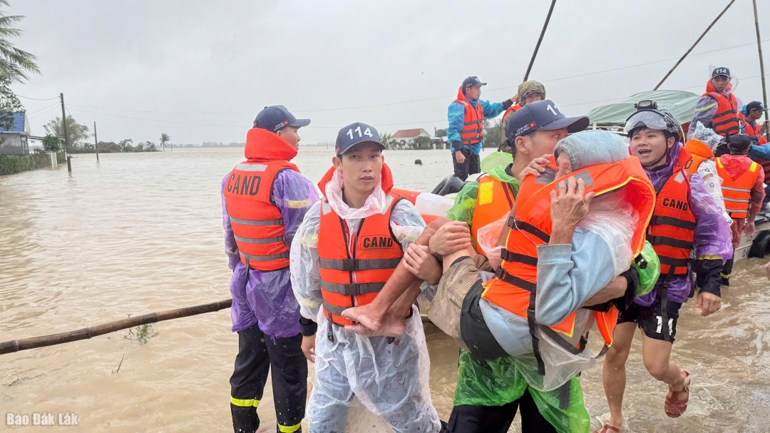 Lực lượng chức năng ứng cứu kịp thời, đưa người dân vùng ngập lũ đến nơi an toàn.