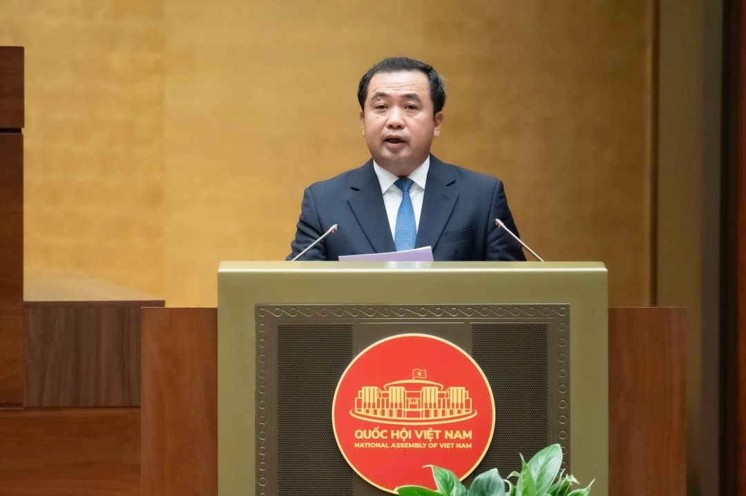 Bộ trưởng Bộ Nông nghiệp và Môi trường Trần Đức Thắng trình bày tờ trình. Ảnh: quochoi.vn