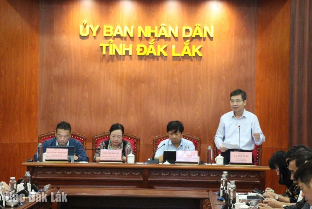 Chủ tịch UBND tỉnh Tạ Anh Tuấn chỉ đạo tại cuộc họp