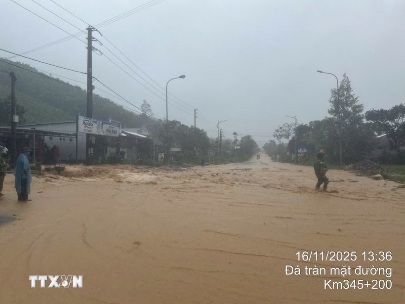 Một số tuyến đường của xã A Lưới 3 (Thành phố Huế) bị ngập, nước chảy siết do mưa lớn. Ảnh: TTXVN