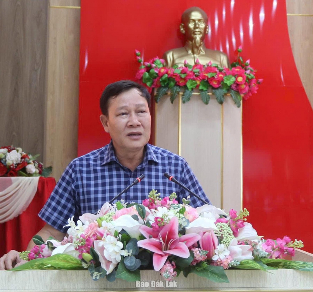 Đồng chí Trần Phú Hùng, Ủy viên Ban Thường vụ Tỉnh ủy, Bí thư Đảng ủy phường Buôn Ma Thuột chủ trì buổi làm việc.