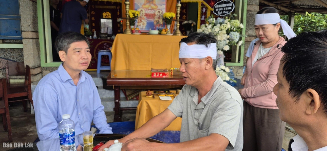 đồng chí Tạ Anh Tuấn, Chủ tịch UBND tỉnh chia buồn sâu sắc với nỗi đau mất người thân của gia đình.