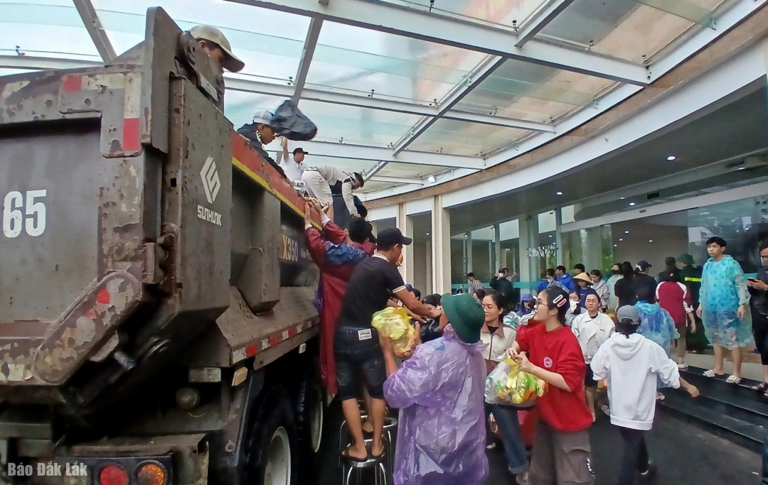 Tập kết hàng cứu trợ để chuyển đến các vùng cô lập.