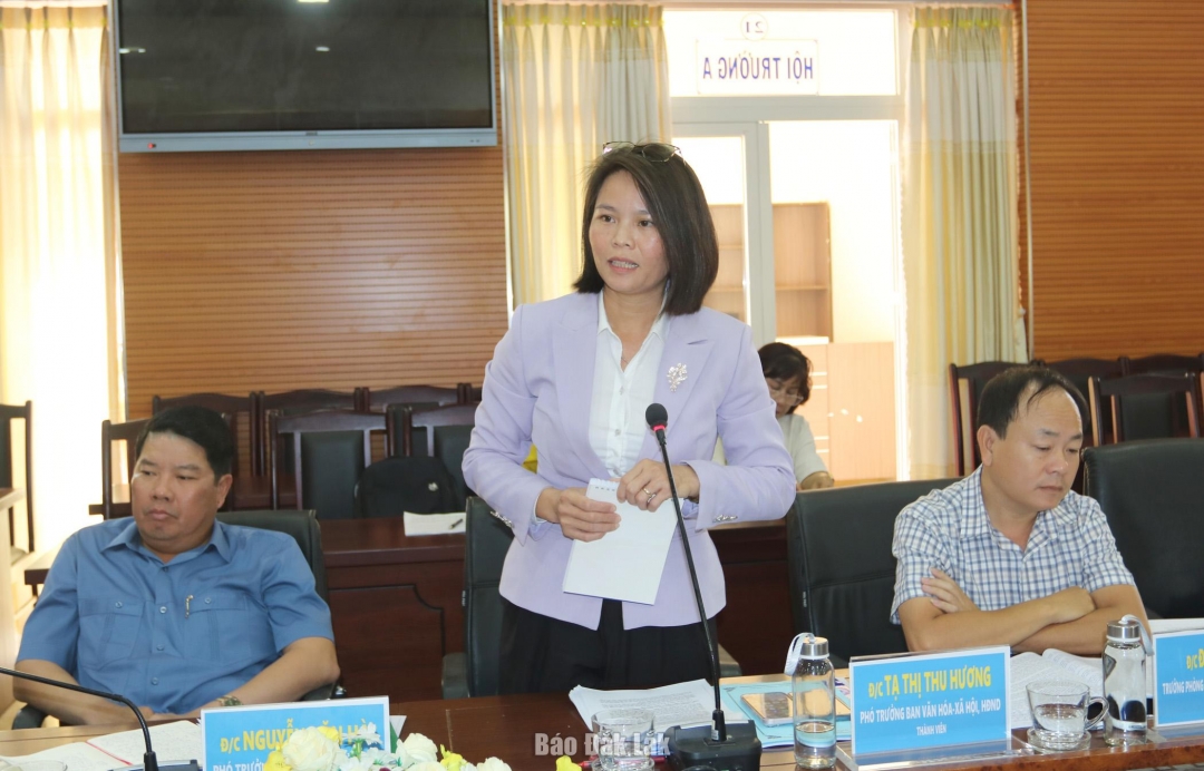 Phó Trưởng ban VHXH HĐND tỉnh Tạ Thị Thu Hương tham gia ý kiến tại buổi giám sát.