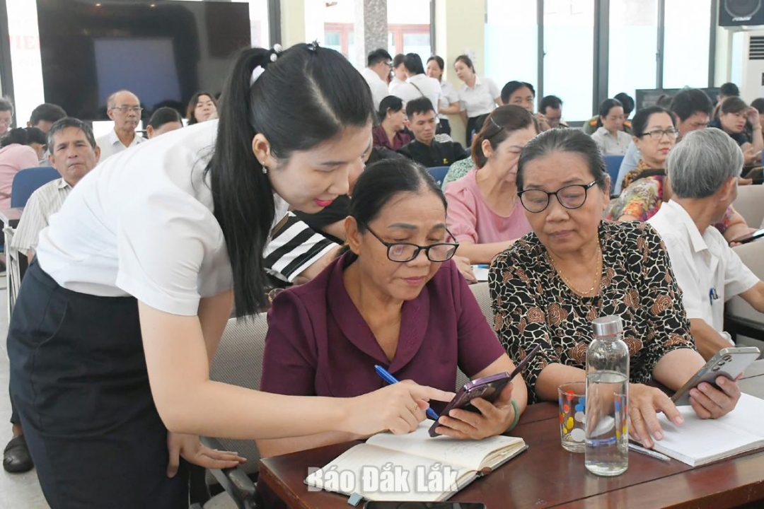 Hướng dẫn người dân kỹ năng sử dụng internet an toàn và nhận diện các thủ đoạn lừa đảo để phòng tránh.