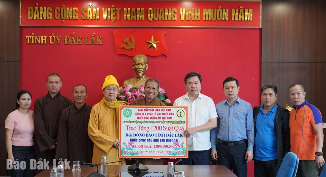 Đồng chí Đỗ Hữu Huy, Phó Bí thư Tỉnh ủy; đồng chí Trần Hữu Thế, Phó Chủ tịch Thường trực UBNTTQVN tỉnh tiếp nhận hàng cứu trợ của Thiền phái Trúc Lâm Việt Nam