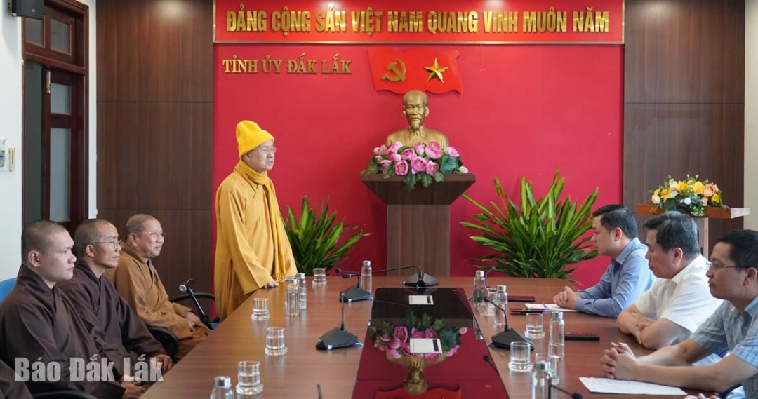 Thượng tọa Thích Thông Tánh, Ban quản trị Thiền phái Trúc Lâm, Trụ trì Thiền viện Trúc Lâm Hàm Rồng trao đổi tại buổi tặng quà