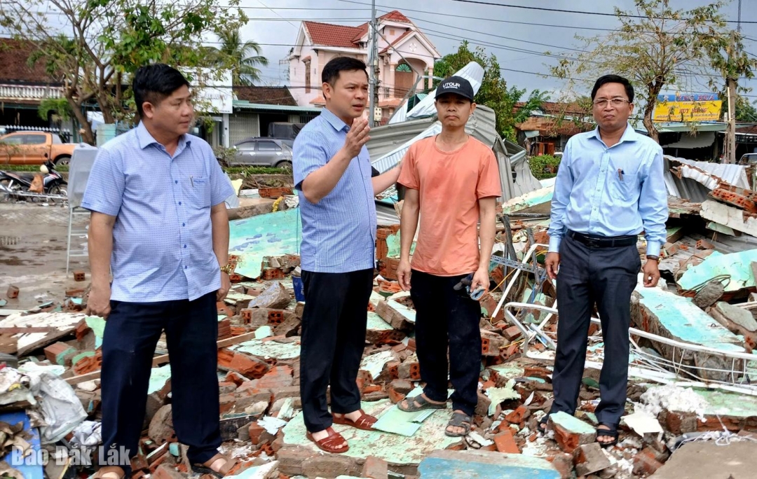 Phó Bí thư Tỉnh ủy Đỗ Hữu Huy thăm, động viên gia đình anh Lê Phú Rằng ở thôn Trung Hòa (xã Sơn Hòa) bị sập nhà do mưa lũ.