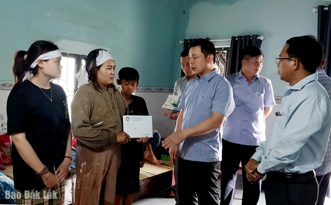 Phó Bí thư Tỉnh ủy Đỗ Hữu Huy thăm động viên vợ con Y Bình ở thôn Suối Bạc (xã Sơn Hòa) mất do mưa lũ