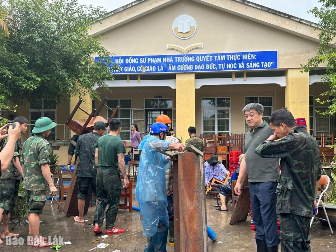 Đồng chí Từ Thái Giang kiểm tra các điểm trường học bị ảnh hưởng và thăm hỏi, động viên các thầy cô giáo cùng lực lượng chức năng.