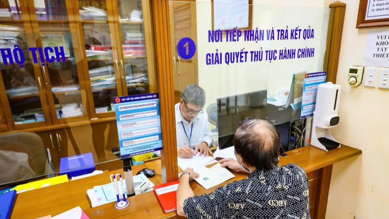 Đơn giản hóa thủ tục hành chính dựa trên dữ liệu sẽ giảm thời gian thực hiện thủ tục hành chính. Ảnh: Báo Nhân Dân