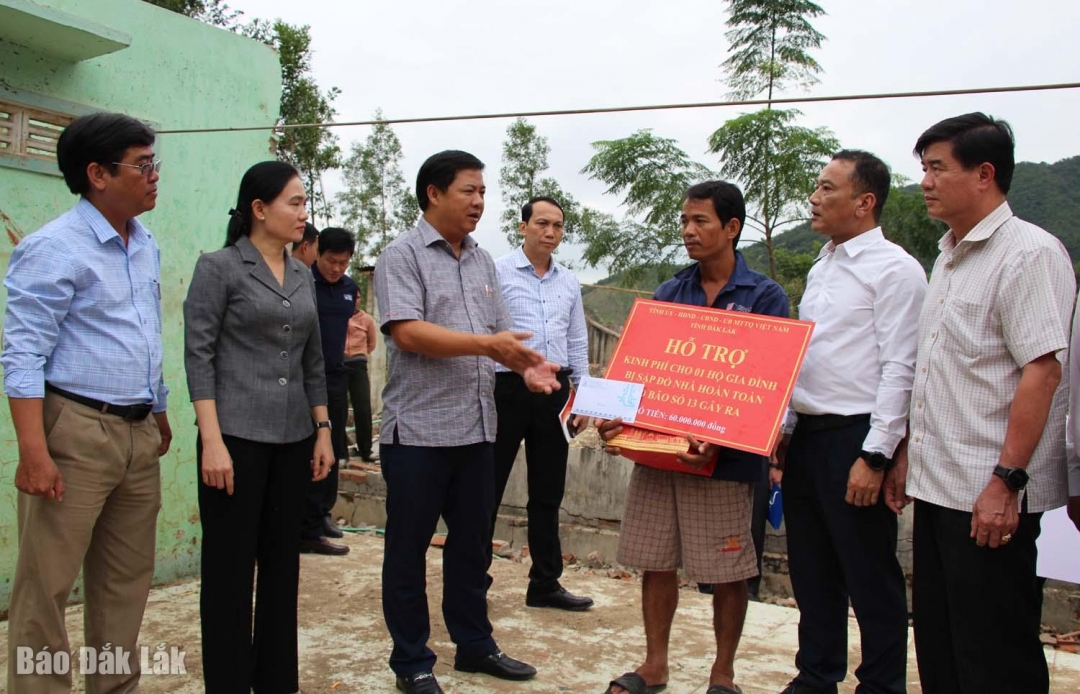 Đoàn đến thăm và trao quà hỗ trợ cho gia đình ông La O Lý có nhà bị sập hoàn toàn.