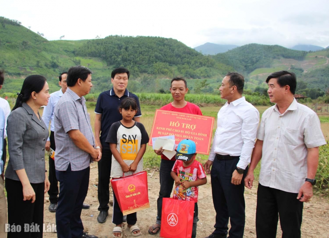 Đoàn thăm hỏi, trao quà hỗ trợ cho gia đình ông Ra Lan Dỗ có nhà bị lũ cuốn trôi mất.