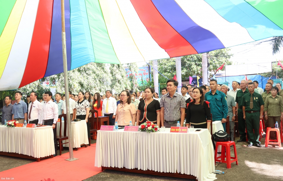 Các đại biểu thực hiện nghi lễ chào cờ tại ngày hội.