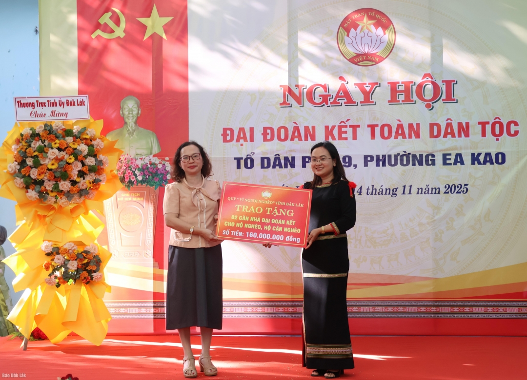 Phó Chủ tịch Ủy ban MTTQ Việt Nam tỉnh Phạm Thị Ngọc Tuyết trao biển tượng trưng trao tặng nhà Đại đoàn kết cho địa phương.