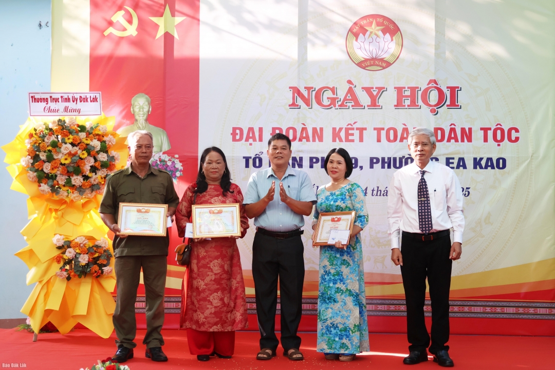 Đại diện các tập thể nhận khen thưởng