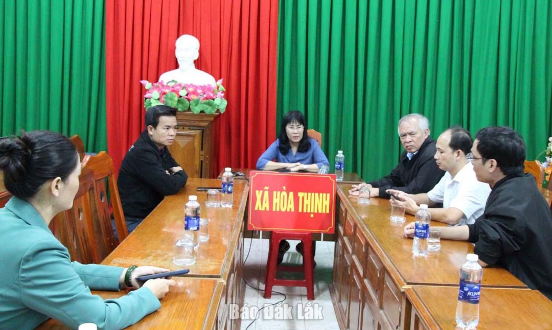 Đồng chí Hồ Thị Nguyên Thảo, Ủy viên Ban Thường vụ Tỉnh ủy, Phó Chủ tịch Thường trực UBND tỉnh làm việc với lãnh đạo xã Hòa Thịnh.