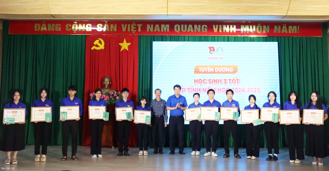 Đại diện Tỉnh Đoàn tặng bằng khen cho các cá nhân đạt danh hiệu “Học sinh 3 tốt.
