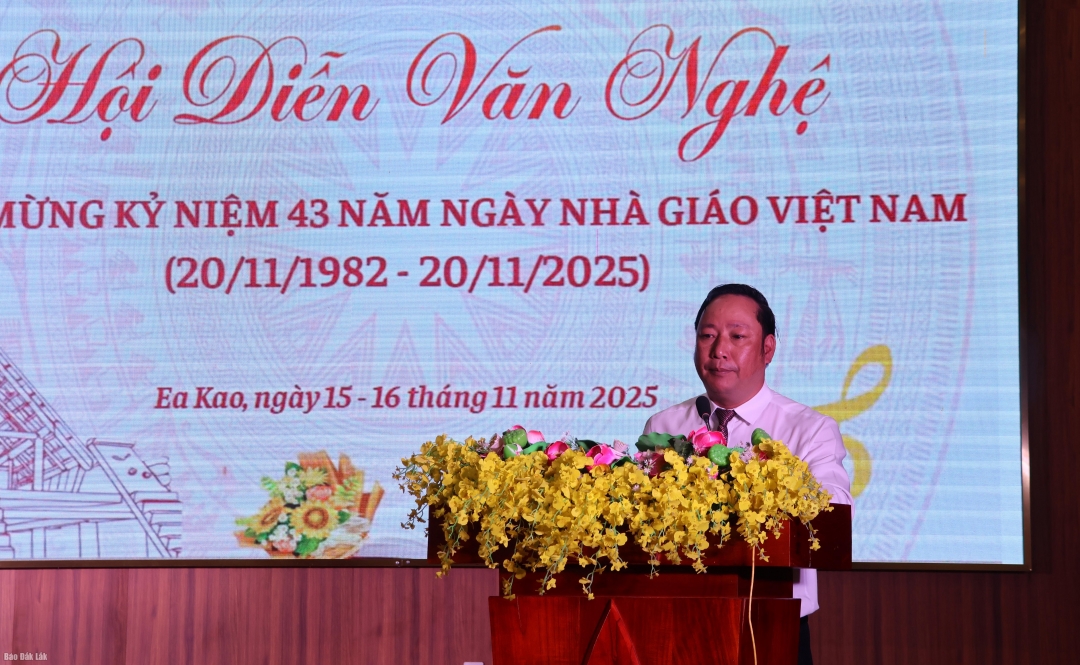 Phó Chủ tịch UBND phường Trần Công Hữu thông tin về tình hình phát triển giáo dục trên toàn phường.