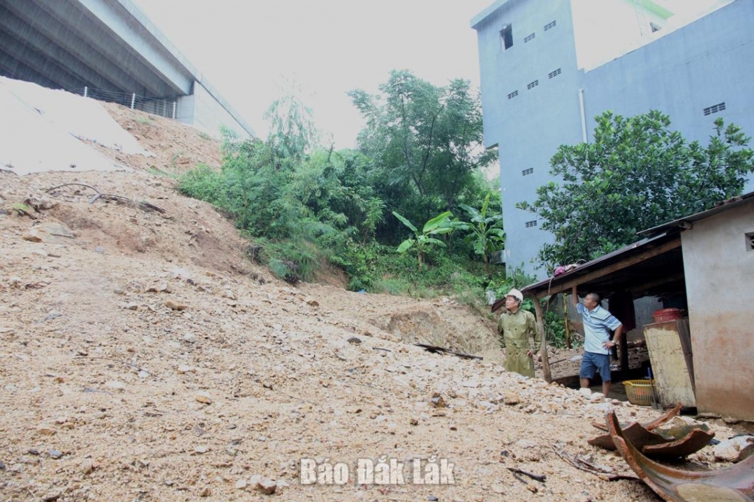 Lãnh đạo địa phương thăm hỏi và nhắc nhở người dân tại khu vực quanh cao tốc tuyệt đối phải đảm bảo an toàn trong mùa mưa bão.
