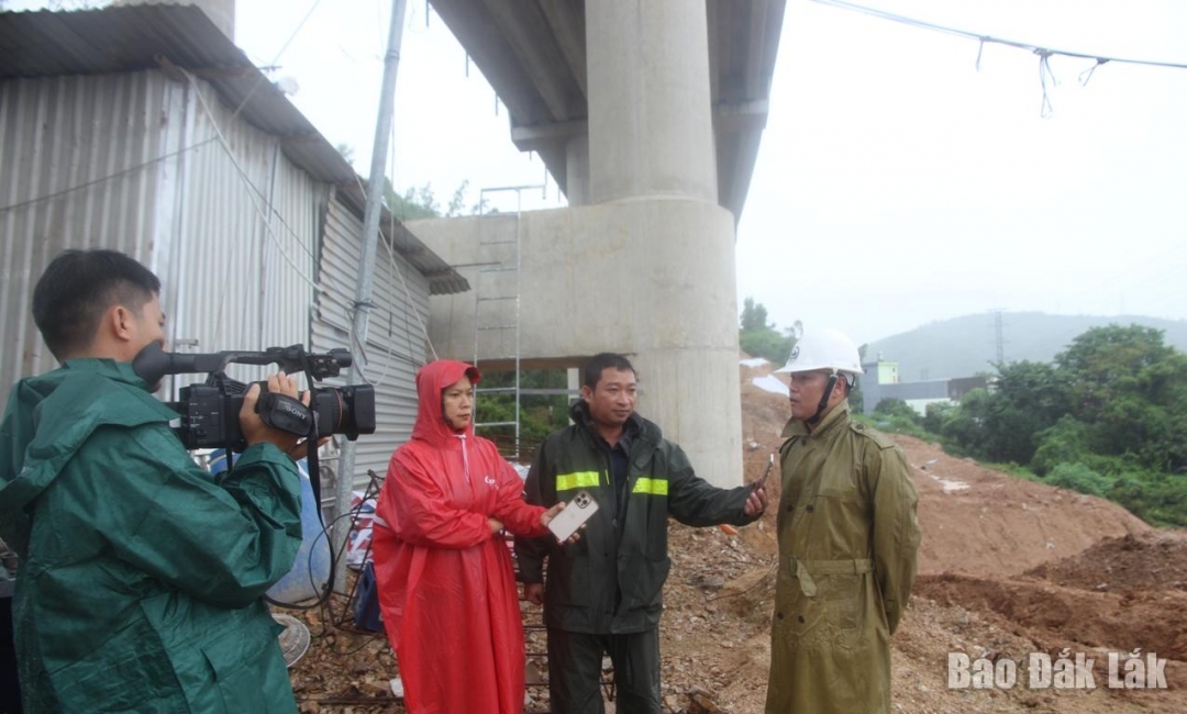Phóng viên của Báo và Phát thanh, Truyền hình Đắk Lắk tác nghiệp tại hiện trường.