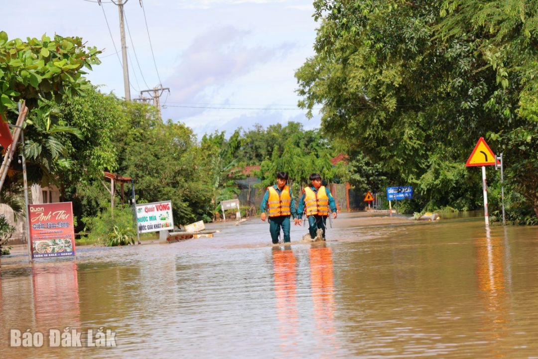 Các chiến sĩ dân quân xã Ea Súp lội nước, bám nắm tình hình lũ lụt trên địa bàn.