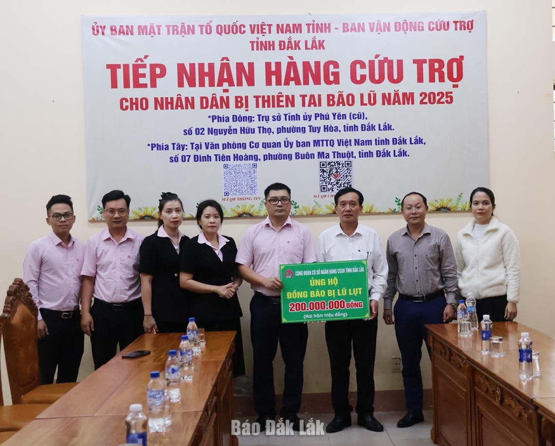 Dại diện Ngân hàng Chính sách xã hội trao hỗ trợ cho người dân vùng lũ thông qua Mặt trận Tổ quốc Việt Nam tỉnh