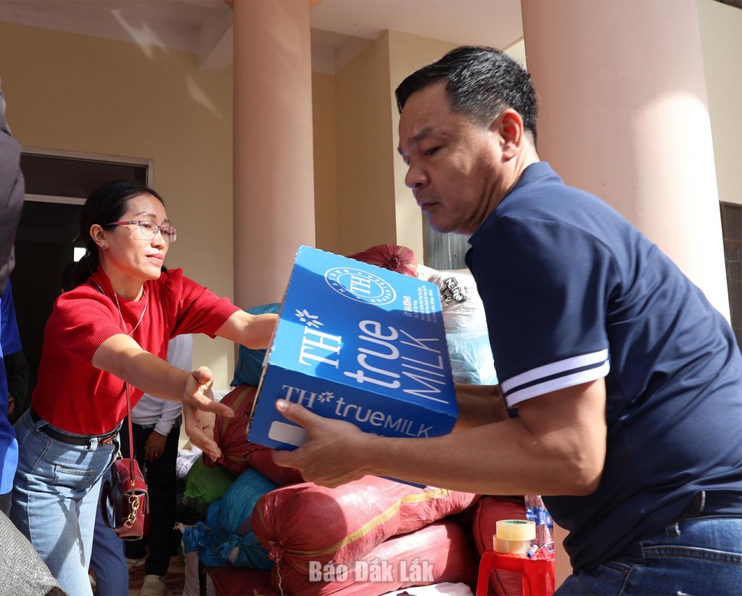 Tập kết hàng hóa tại Mặt trận Tổ quốc Việt Nam tỉnh Đắk Lắk để cứu trợ người dân bị thiệt hại bởi thiên tai