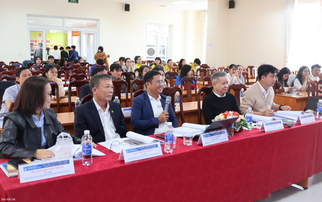 Các giám khảo đưa ra ý kiến góp ý tại cuộc thi.