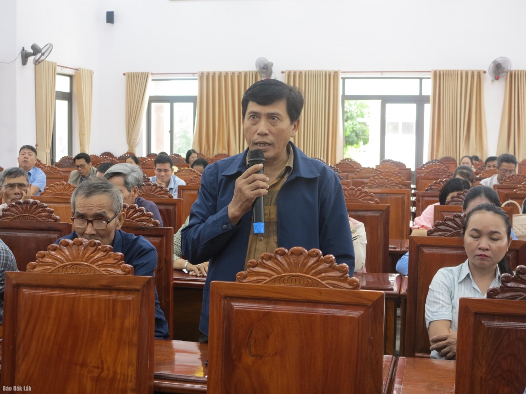 Cử tri phường Đông Hòa phát biểu ý kiến kiến nghị.