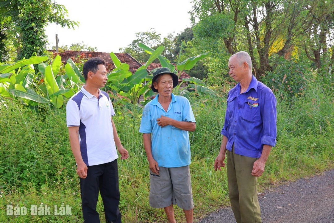 Ông Trần Văn Cầu (bìa phải) trao đổi, chuyện trò với người dân.