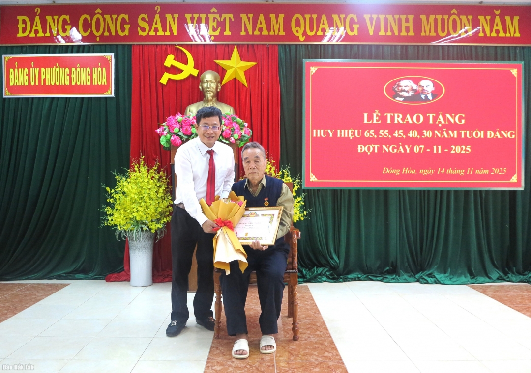 Đồng chí Huỳnh Lữ Tân, Ủy viên Ban Thường vụ Tỉnh ủy, Trưởng Ban Quản lý Khu kinh tế Phú Yên trao Huy hiệu 65 năm tuổi Đảng tặng đảng viên Huỳnh Du (phường Đông Hòa).
