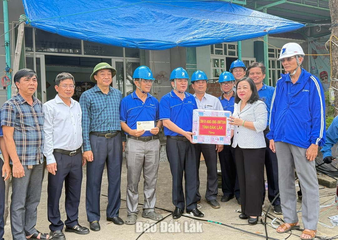 Phó Bí thư Thường trực Tỉnh ủy, Chủ tịch HĐND tỉnh Cao Thị Hòa động viên cán bộ, nhân viên VNPT Đắk Lắk đang hỗ trợ khắc phục hậu quả bão số 13 tại phường Sông Cầu.