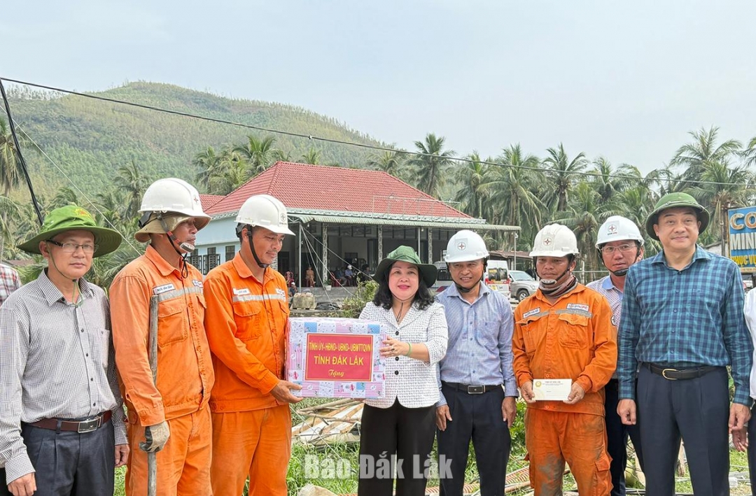 Lãnh đạo tỉnh thăm, động viên cán bộ, nhân viên Công ty Điện lực Đắk Lắk.