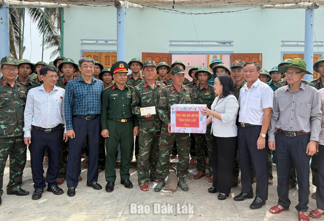 Lãnh đạo tỉnh thăm, động viên lực lượng Bộ Chỉ huy Quân sự tỉnh.