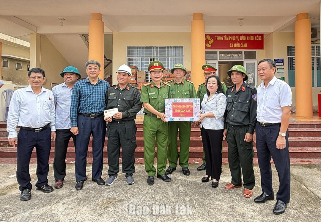 Lãnh đạo tỉnh thăm, động viên cán bộ, chiến sĩ Bộ Chỉ huy Quân sự tỉnh.