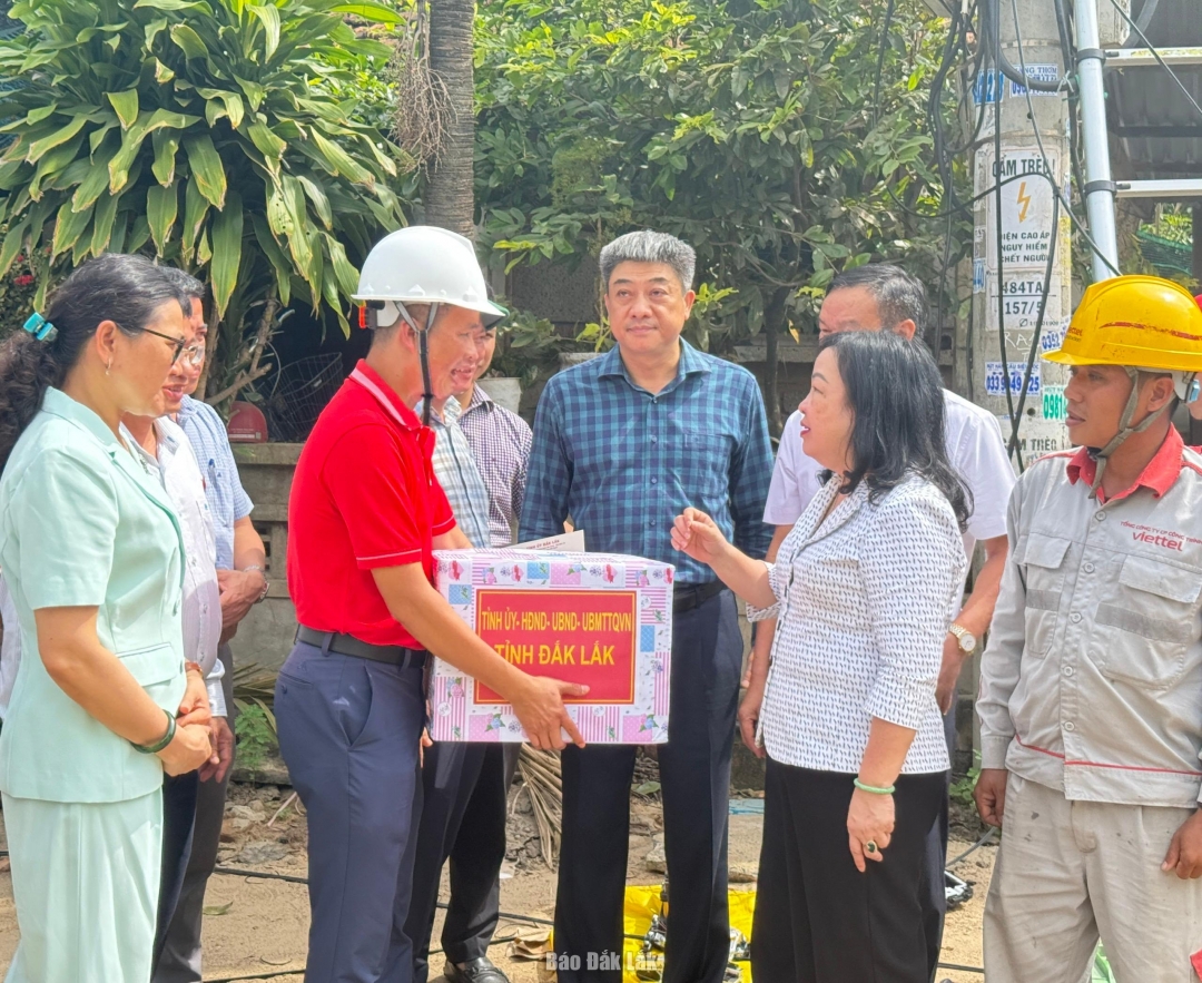 Lãnh đạo tỉnh động viên cán bộ, nhân viên Viettel Đắk Lắk.