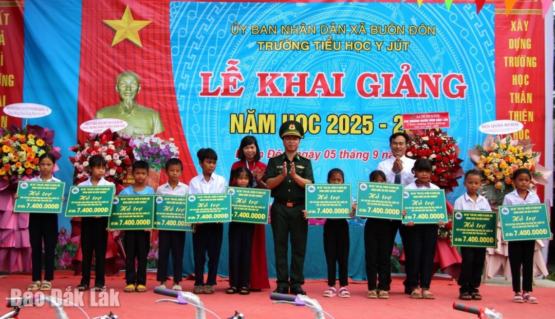 Đại diện Ban Chỉ huy Bộ đội Biên phòng trao hỗ trợ cho học sinh Buôn Đôn theo Dự án 