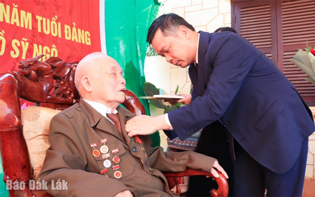 Phó Bí thư Tỉnh uỷ Đỗ Hữu Huy trao Huy hiệu 80 năm tuổi Đảng cho đảng viên Hồ Sỹ Ngô.