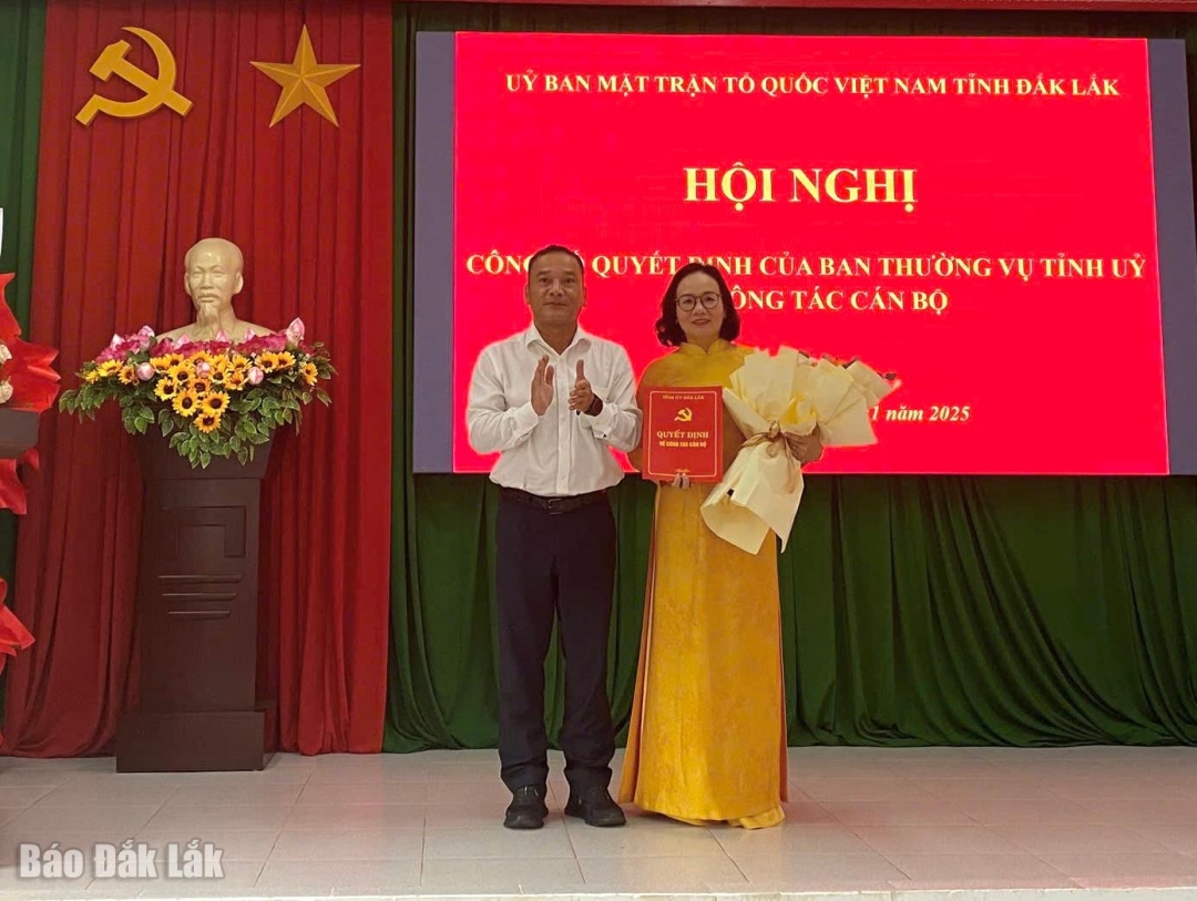 Phó Bí thư Tỉnh ủy, Chủ tịch Ủy ban MTTQ Việt Nam tỉnh Y Giang Gry Niê Knơng trao Quyết định cho đồng chí Nguyễn Thị Hồng Thái.